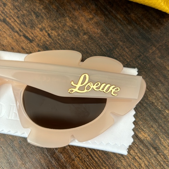 Loewe Paula Ibiza Flower
Shaped Sunglasses In Beige Endource New In Case… - Picture 11 of 14